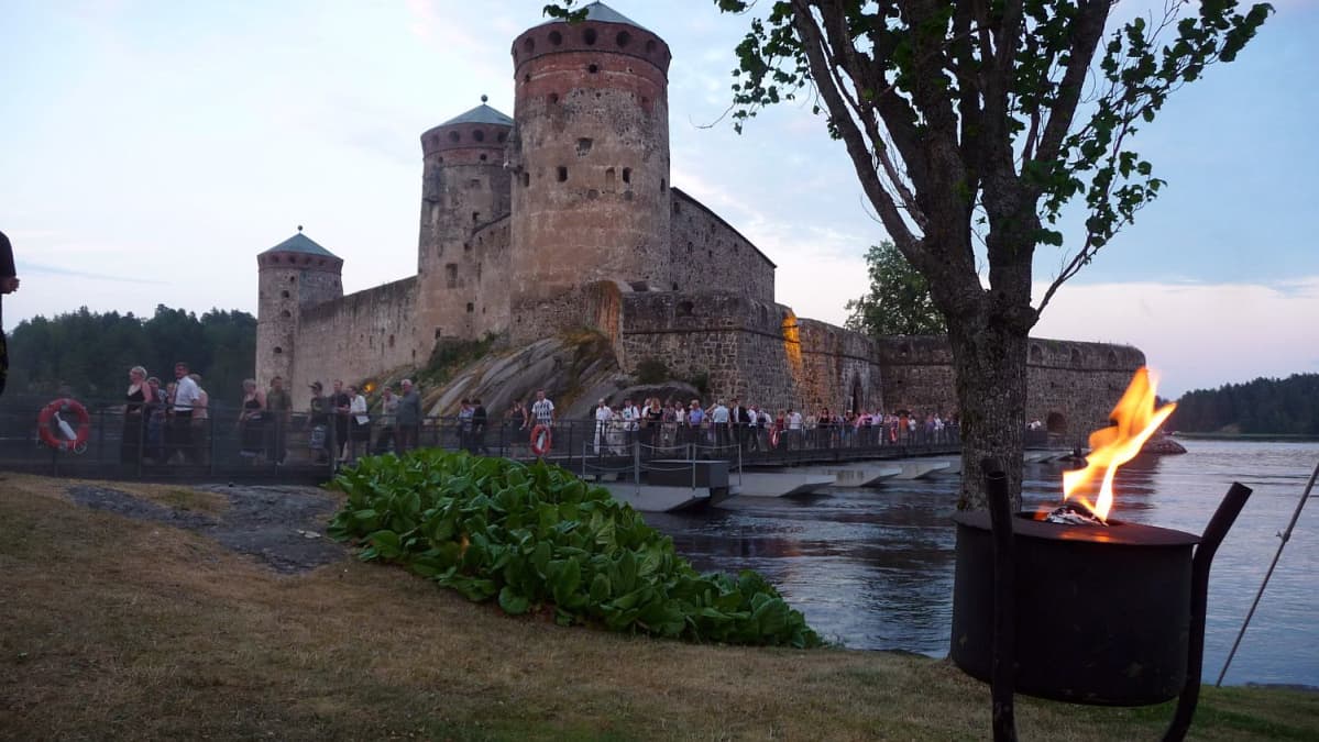 Olavinlinna oopperayleisöä poistumassa sillalla.