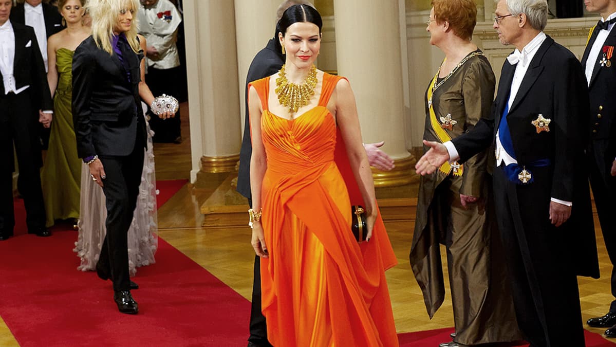 Jenni Vartiainen saapumassa Linnan juhliin.