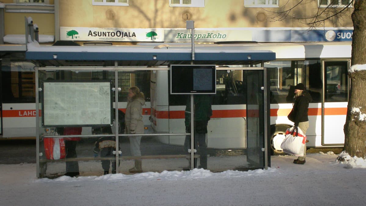 Bussipysäkki Lahden torin varrella.