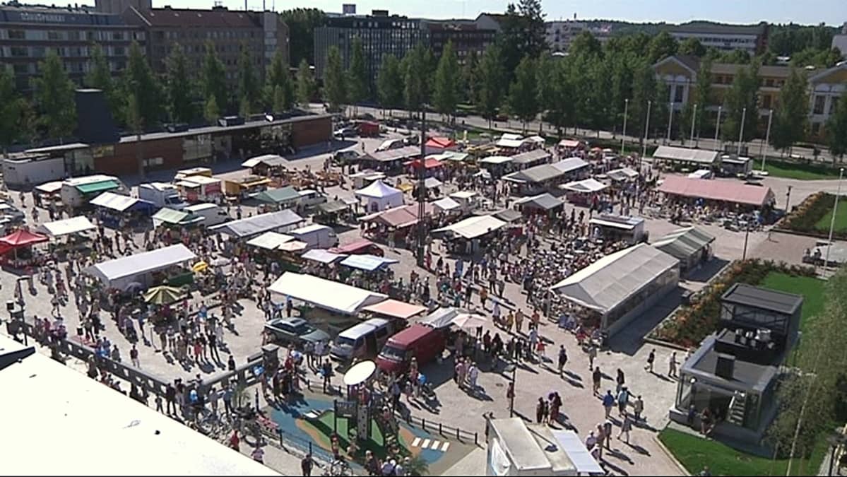 Mikkelin tori täyttyy kesällä kesäasukkaista ja lomailijoista.