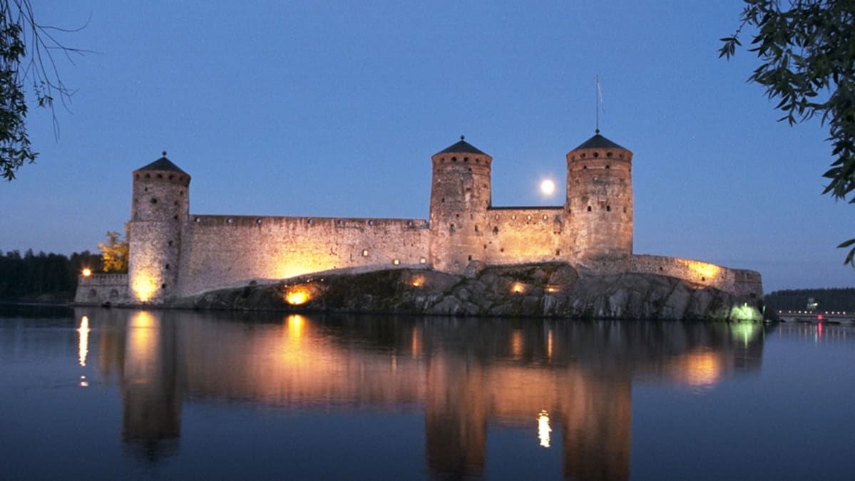 Olavinlinna iltavalaistuksessa.