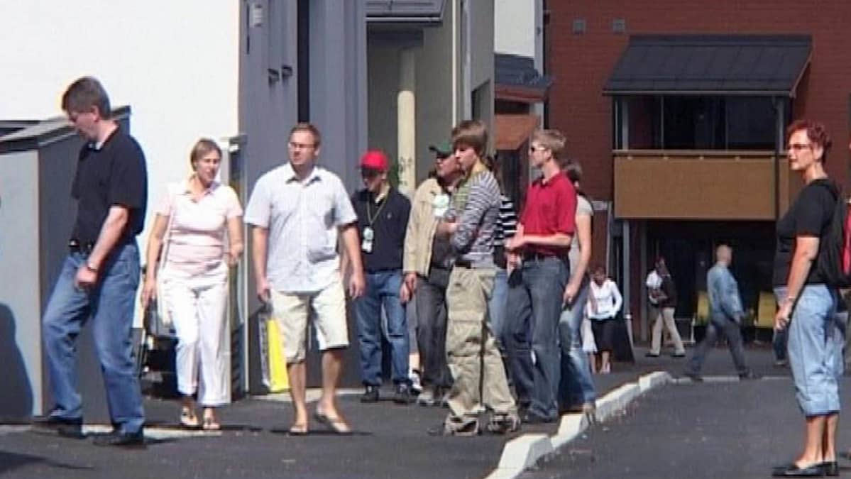 Hämeenlinnan asuntomessuilla yleisöä vuonna 2007