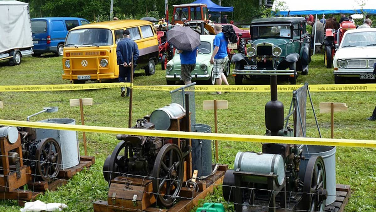 Vanhoja höyrykoneita ja autoja Teuron pellolla