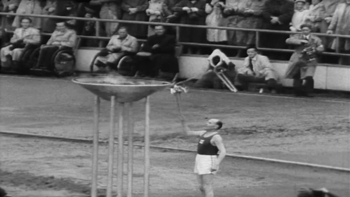 Paavo Nurmi sytyttää olympialiekin Helsingin olympialaisissa 1952.