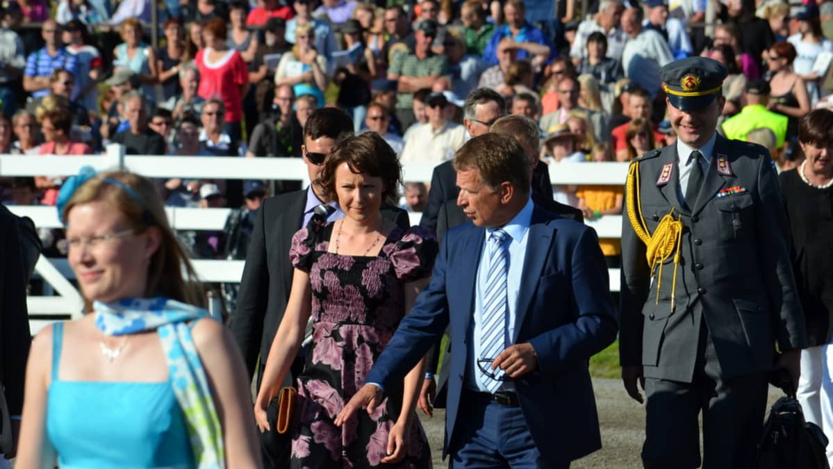 Jenni Haukio ja Sauli Niinistö seurasivat Kuninkuusraveja Mikkelissä.