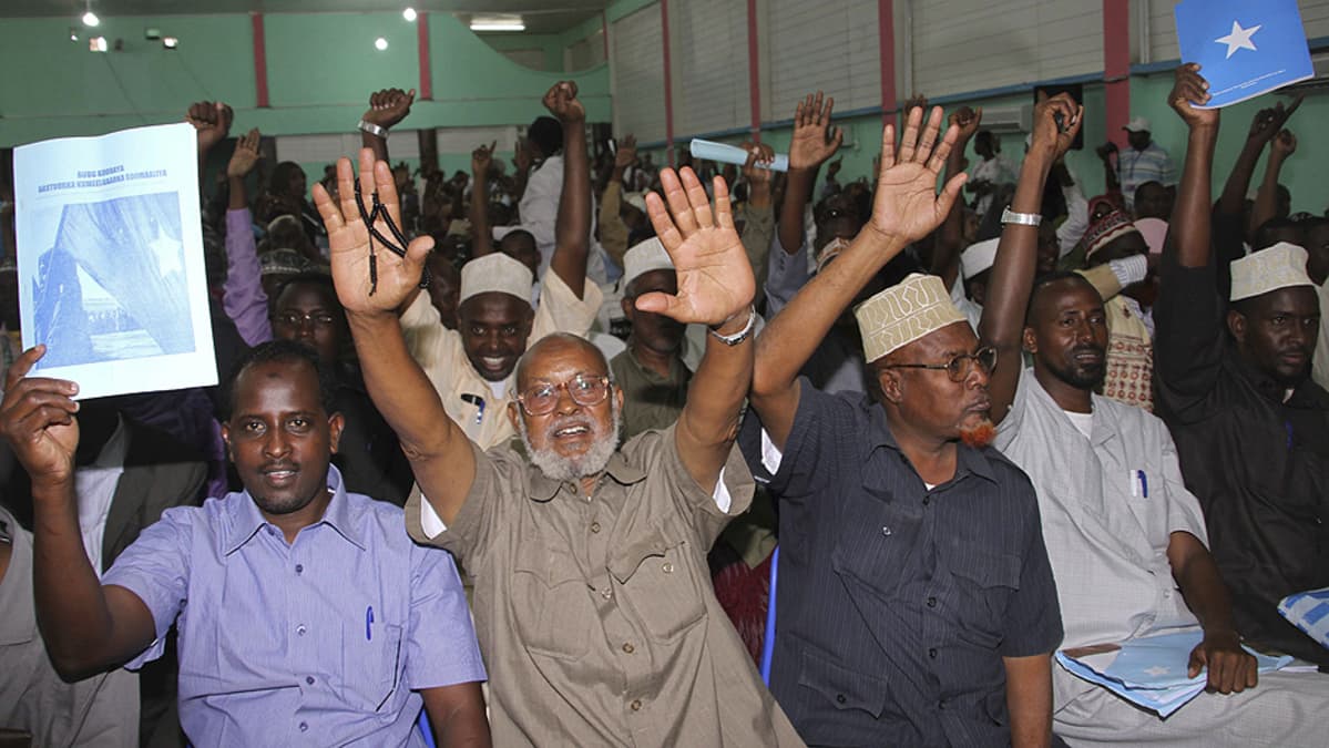 Somalian perustuslakia säätäneen kokouksen jäsenet hurraavat, sen jälkeen kun ehdotus maan uudeksi perustuslaiksi oli hyväksytty.