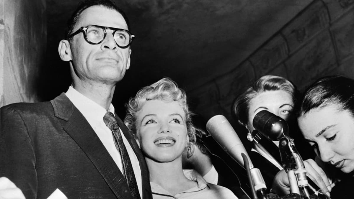 Marilyn Monroe (kesk.) ja hänen kolmas aviomiehensä näytelmäkirjailija Arthur Miller.
