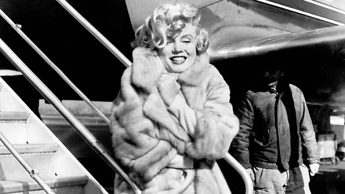 Marilyn Monroe New Yorkin LaGuardian lentokentällä matkalla Chicagoon vuonna 1959.