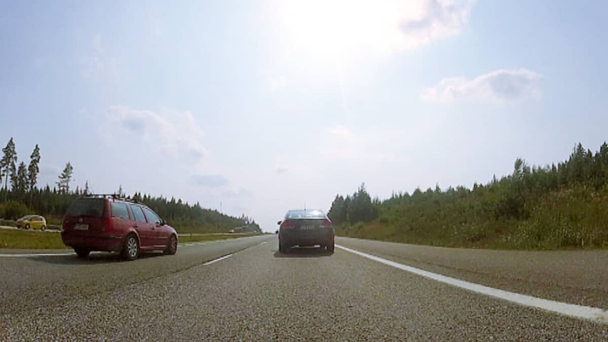 Autoja moottoritiellä.