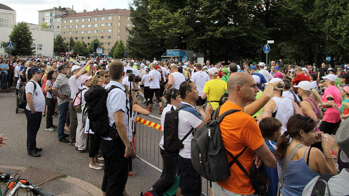 Juoksijoita ja katsojia Helsinki City Maratonilla.