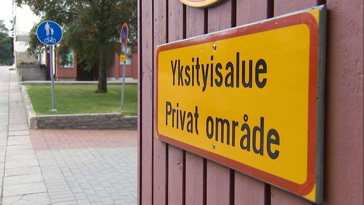 Yksityisalue-kyltti portissa.