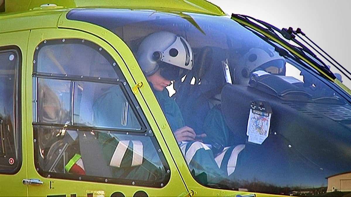 Lääkärihelikopterin lentäjiä ohjaamossa
