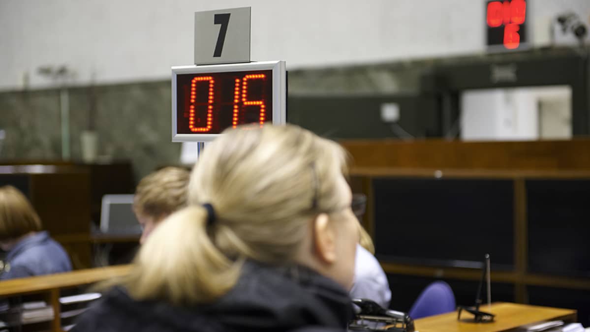Asiakas ja henkilökuntaa pankissa.