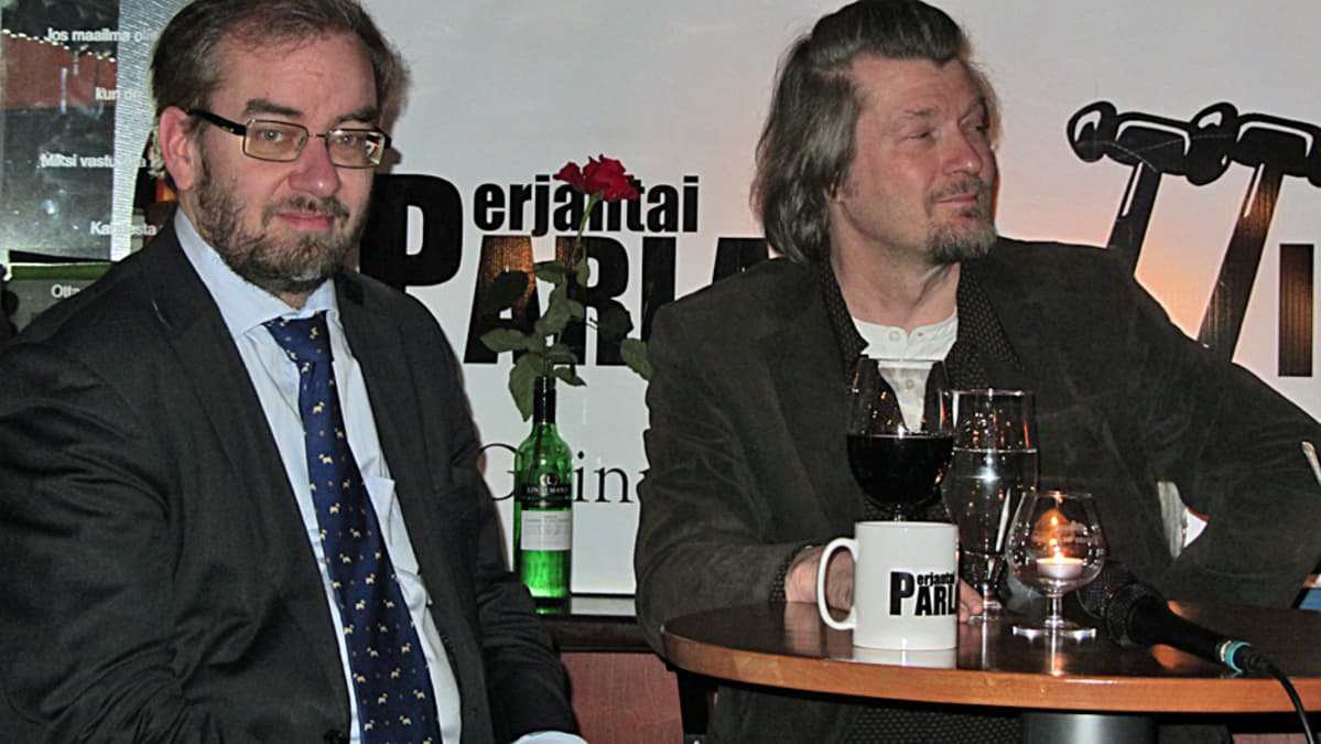 Jaakko Hämeen-Anttila ja Johannes Ojansuu perjantaiparlamentin pöydän ääressä olutravintola Birgerissä