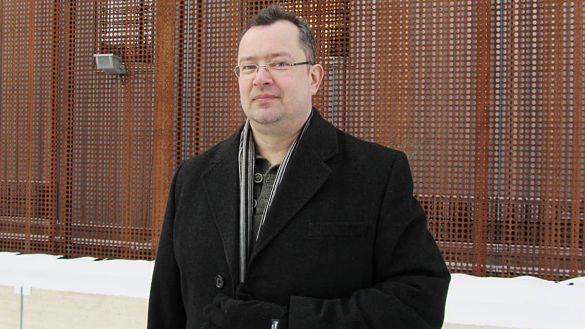 Yleisen historian dosentti Jussi Hanska seisoo Verkatehtaan edustalla.