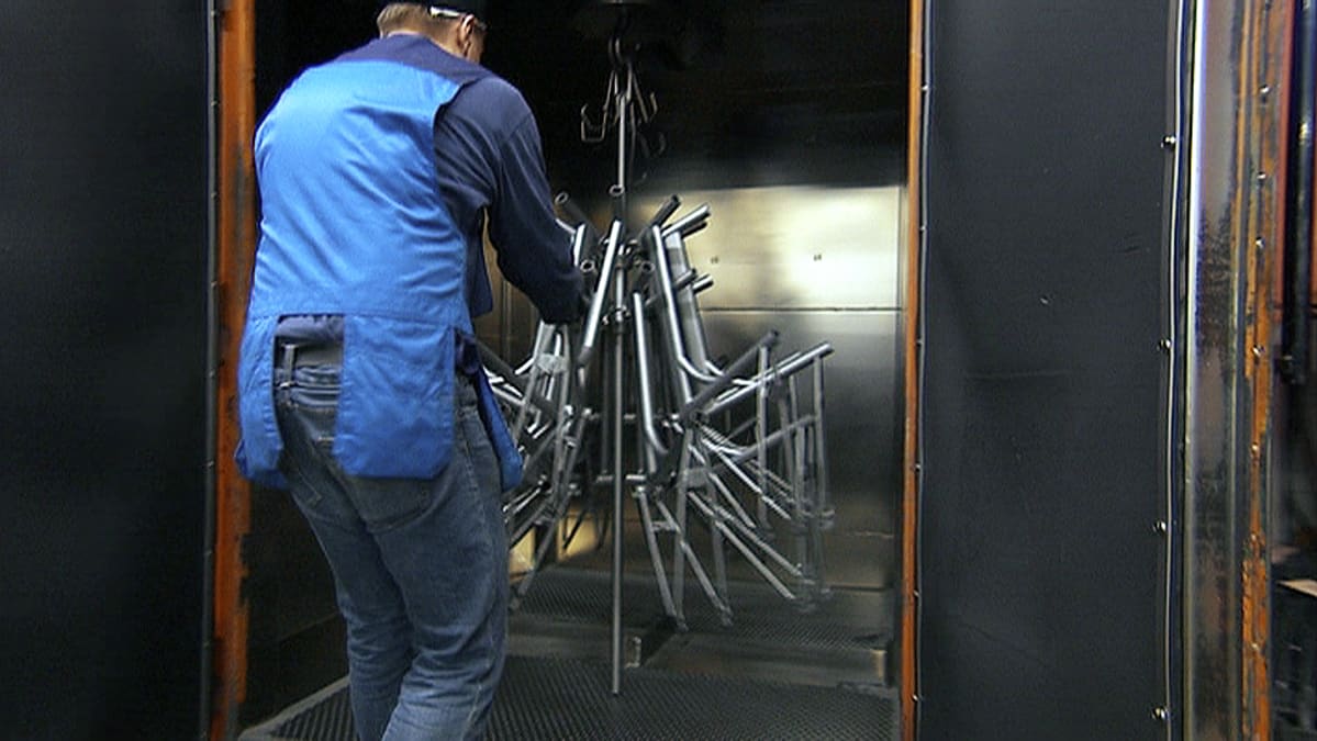 Jopo-pyörien rungot hiekkapuhalletaan ennen maalausta.