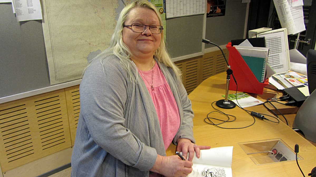 Kirjailija Pirkko-Liisa Perttula Yle Perämeren studiossa.