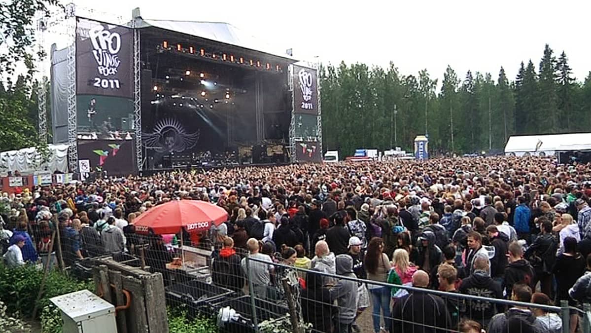 Ihmisiä Provinssirockissa.
