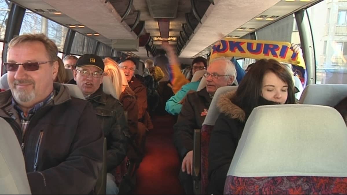 SarbisClubin jäseniä bussissa