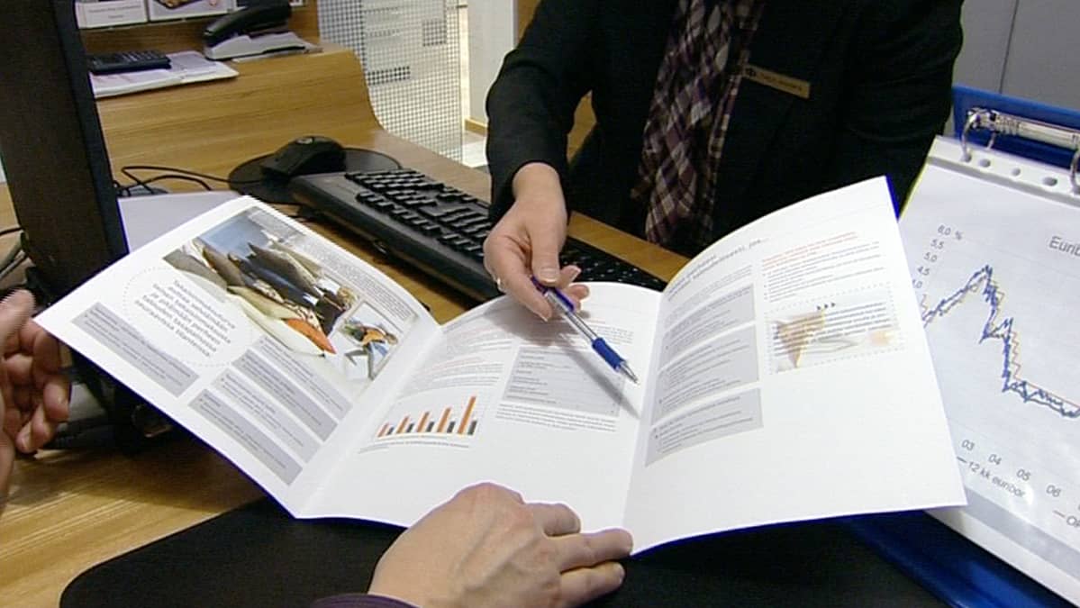 Pankkineuvoja kertomassa asiakkaalle sijoitusmahdollisuuksista.