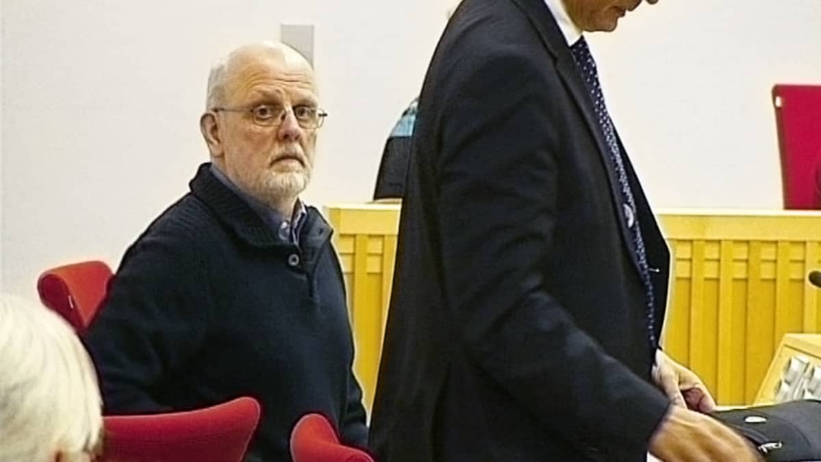 Sture Bergwall oikeussalissa.