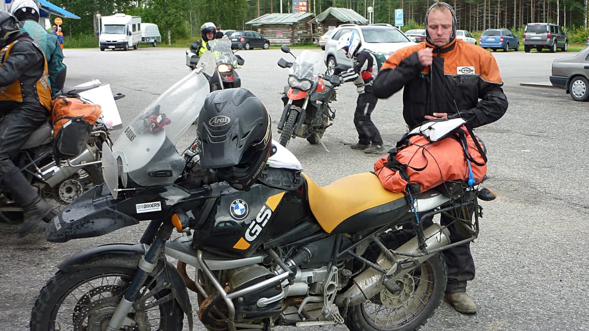 Kalle Toivanen ja matkaenduropyörä