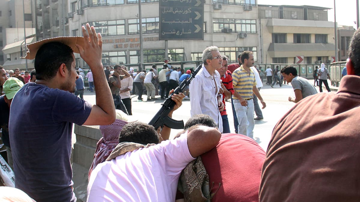 Egyptin syrjäytetyn presidentin Muhammad Mursin kannattajia, joista yhdellä on rynnäkkökivääri, Muslimiveljeskunnan ja turvallisuusjoukkojen yhteenottojen aikana.