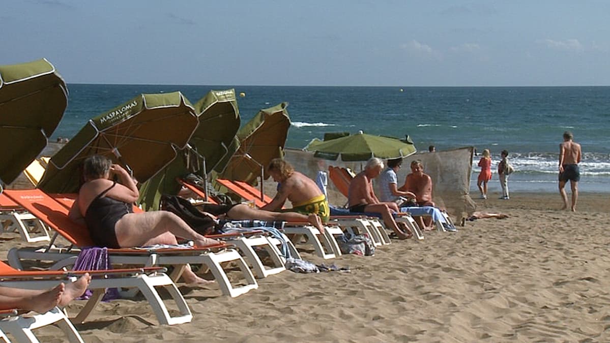 Turisteja uimarannalla Playa del Inglesissä Kanariansaarilla.