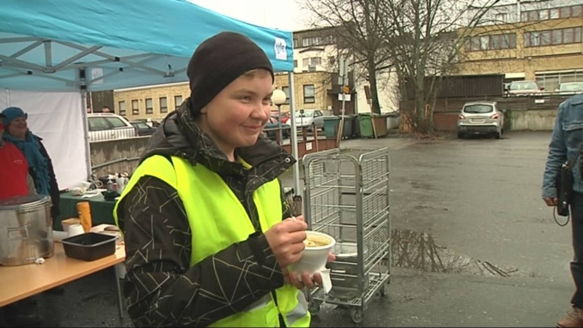 Matkan jälkeen hernerokka maistui Jere Honkaselle.