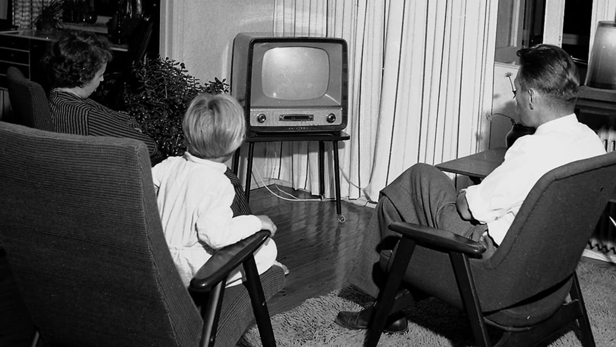 Perhe television äärellä 1950-luvulla.