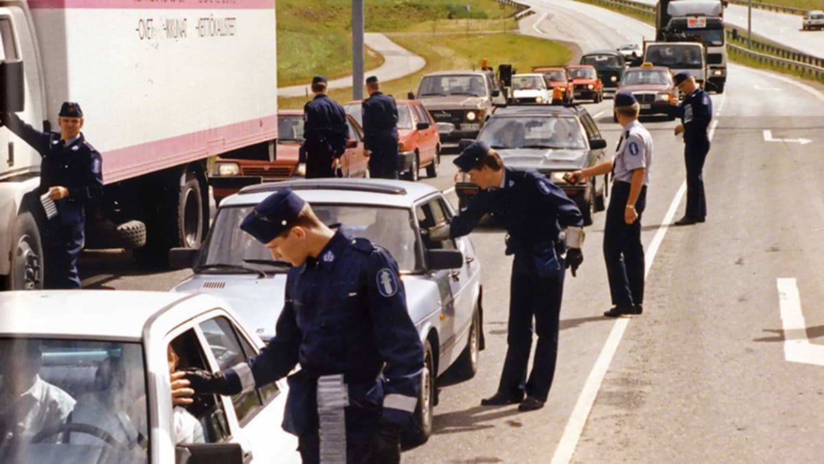 Poliisi puhalluttamassa kuljettajia liikenneratsiassa.