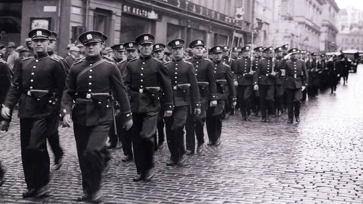 Poliiseja marssimassa.