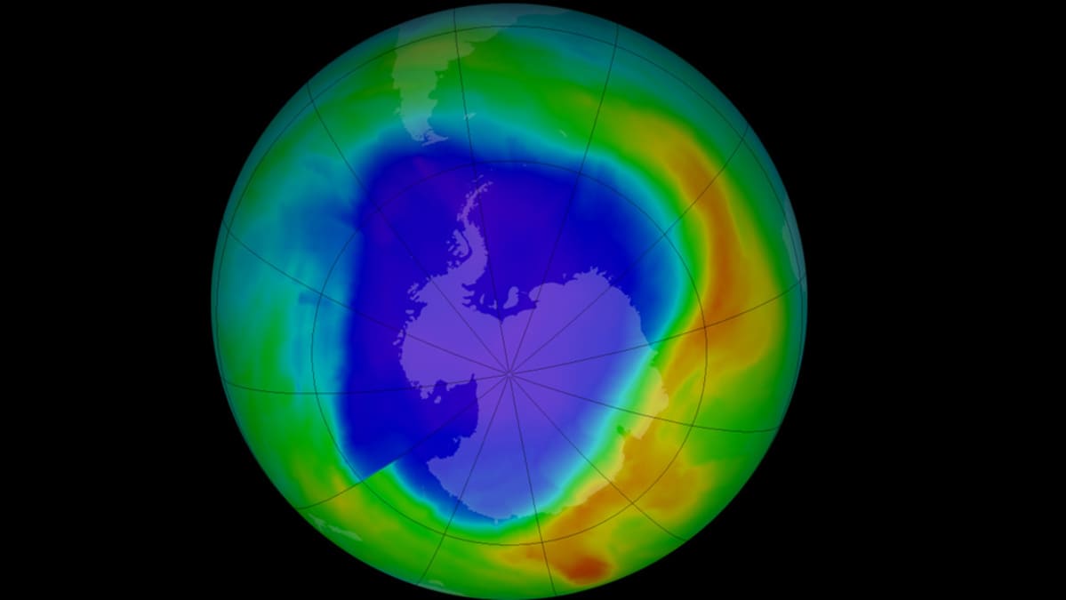 Nasan Aura- ja Suomi-satelliittien mittauksista muodostettu kuva eteläisen napa-alueen otsonikerroksen paksuudesta. Sinisellä alueella otsonikerros on ohuimmillaan ja punaisilla paksuimmillaan.