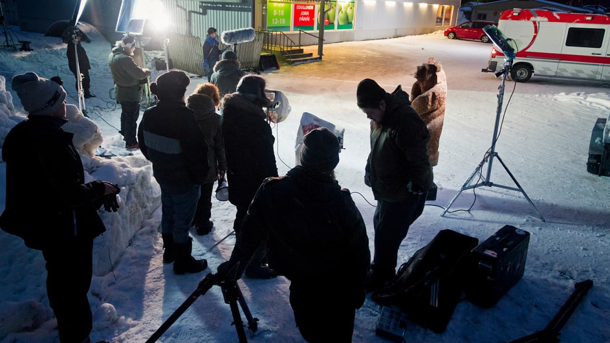 Elokuvan kuvaukset kaupan pihassa.