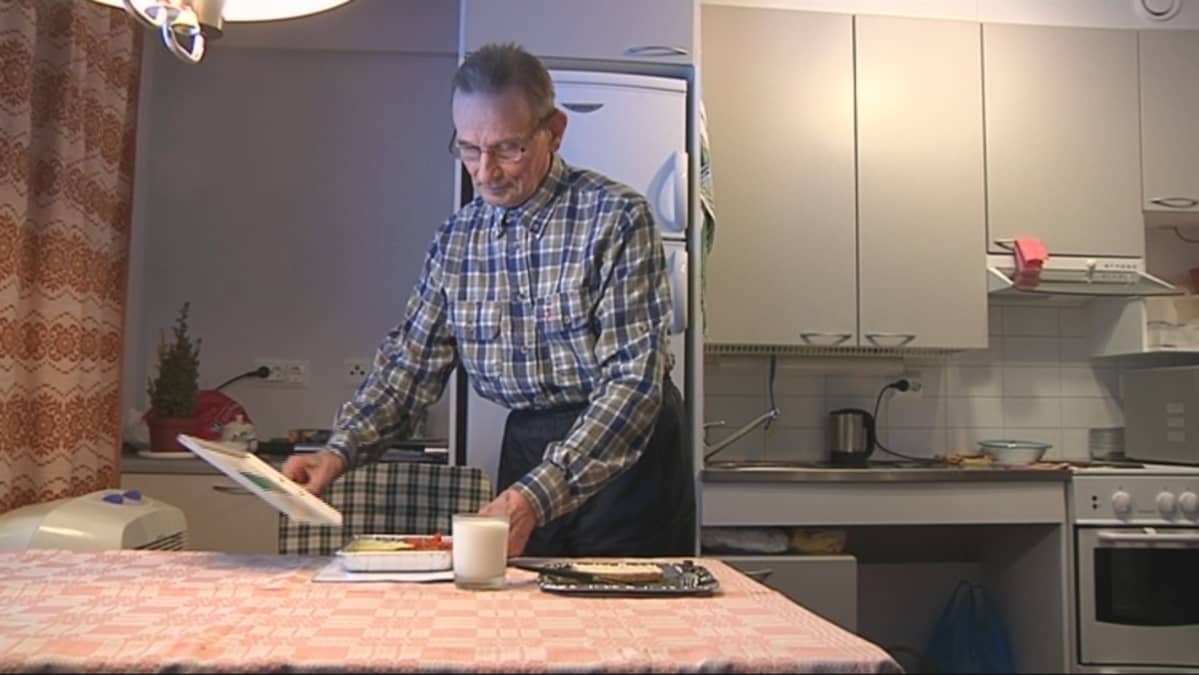 Teuvo Tiainen ja ateria-automaatin lämmittämä lounas.
