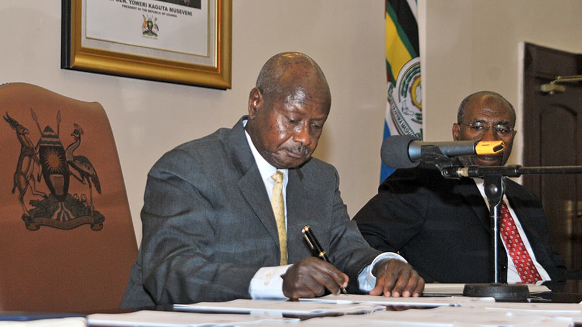 Ugandan presidentti Yoweri Museveni allekirjoittamassa homovastaisen lakia.
