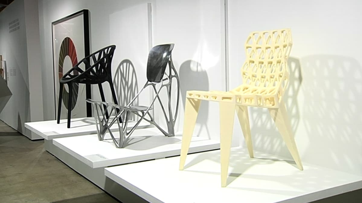 Rudolf Steinerin suunnittelemia huonekaluja esillä modernin taiteen museossa EMMAssa.
