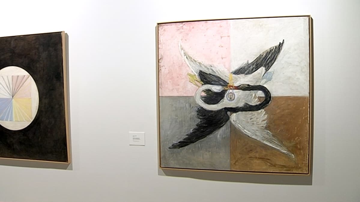 Hilma af Klintin maalauksia esillä modernin taiteen museossa EMMAssa.