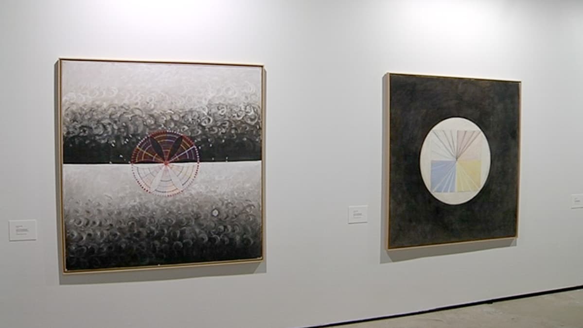 Hilma af Klintin maalauksia esillä modernin taiteen museossa EMMAssa.