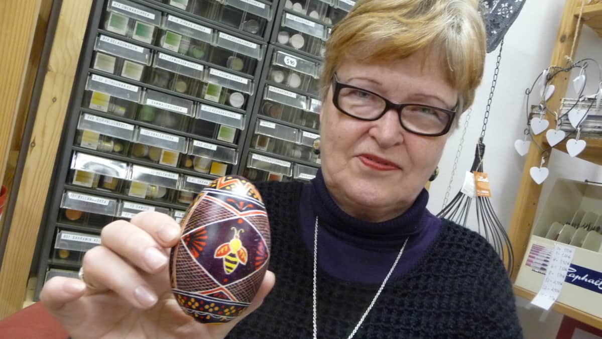 Marjatta Seitsonen ja pisanka-muna.