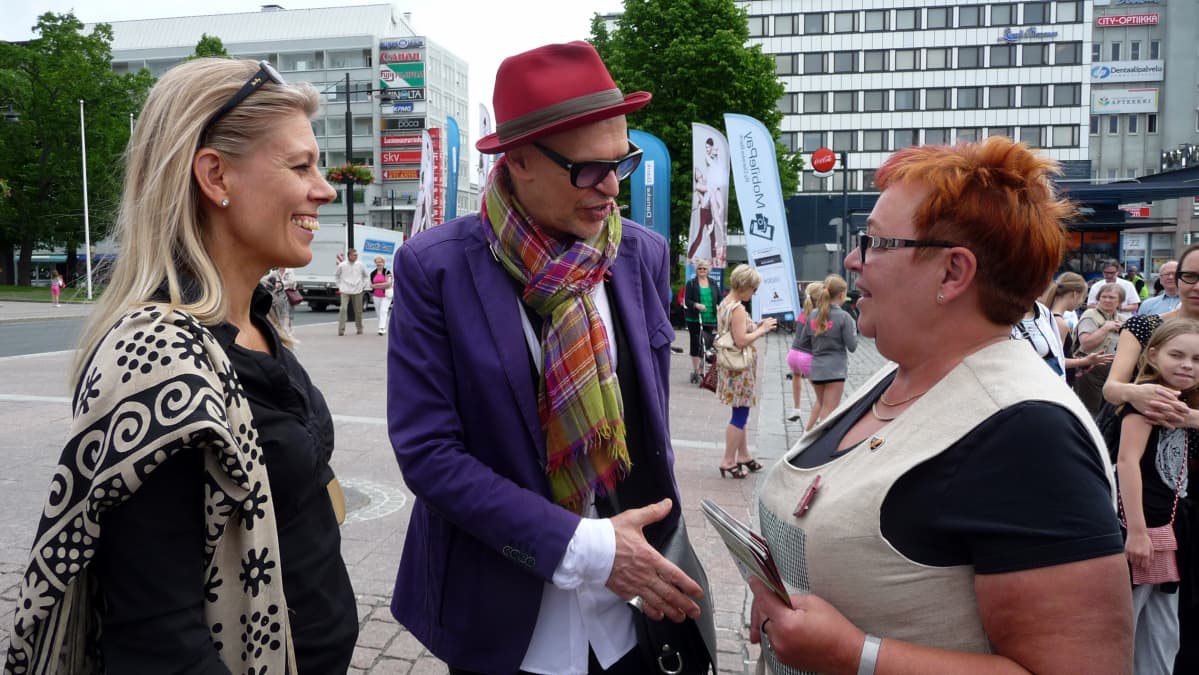Jorma Uotinen tapaa ihmisiä Kuopion torilla