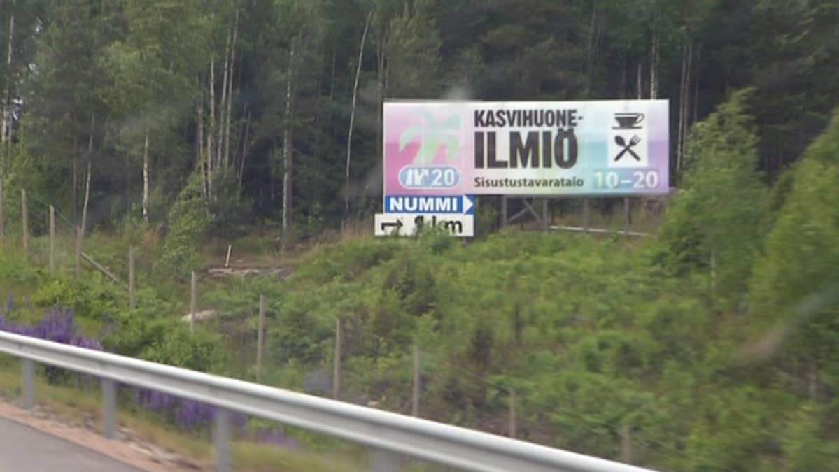 Kasvihuoneilmiö-sisustustavaratalon kyltti Turku-Helsinki-moottoritien varrella.