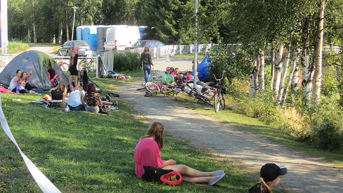 Nuoret odottavat Robinin keikkaa