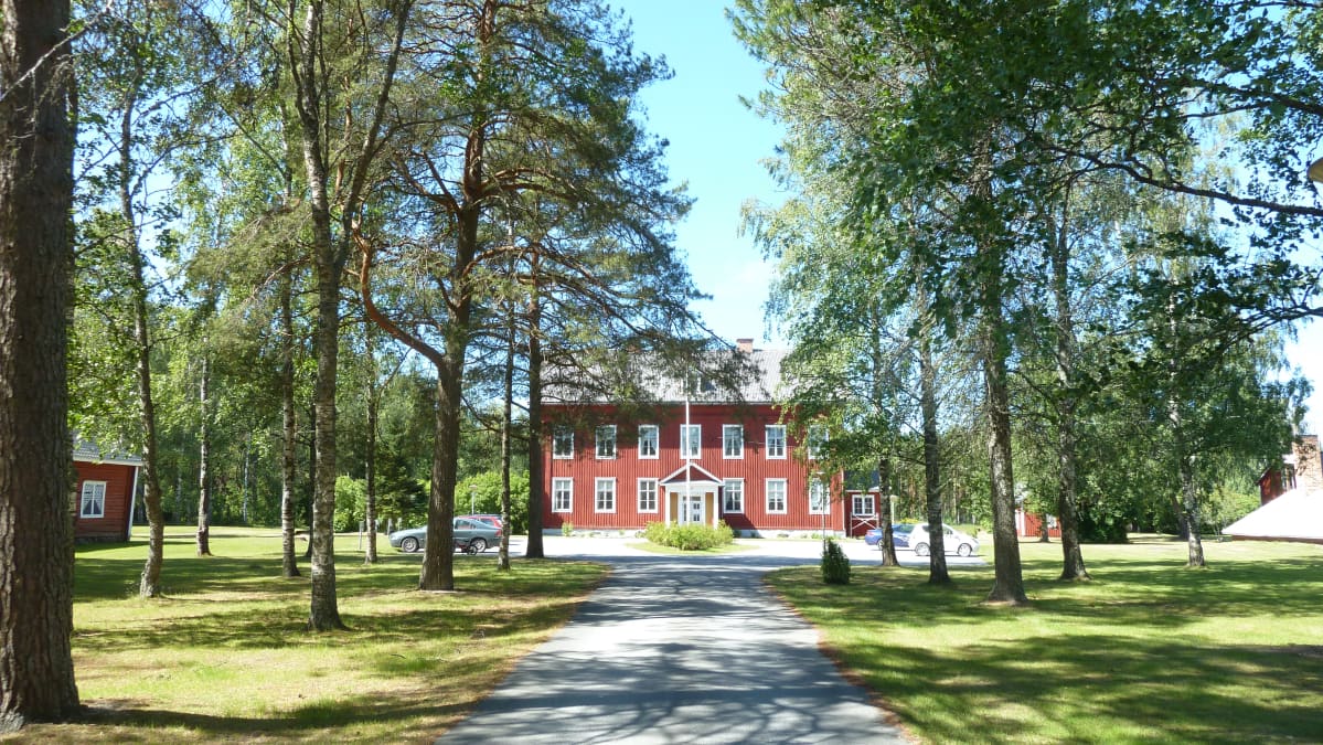 Koivukuja johtaa Tottesundin kartanoon.