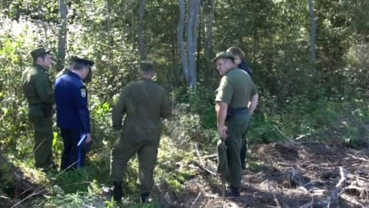 Virolaisia ja venäläisiä rajavartioita sieppauspaikan lähistöllä.