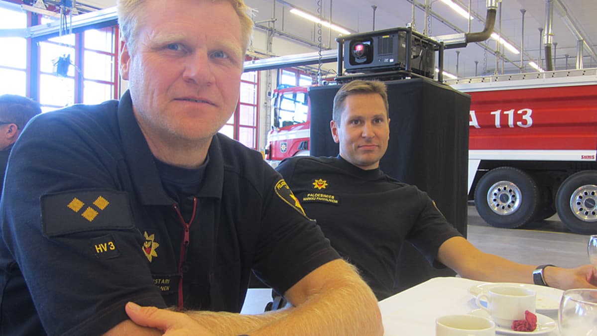 Paloesimies Markku Paavalniemi ja asemamestari Harri Virtanen ovat tyytyväisiä uuden aseman tiloihin.