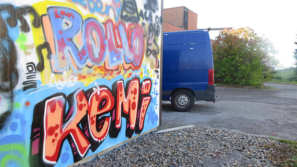 Kemin graffitiseinän yksityiskohta