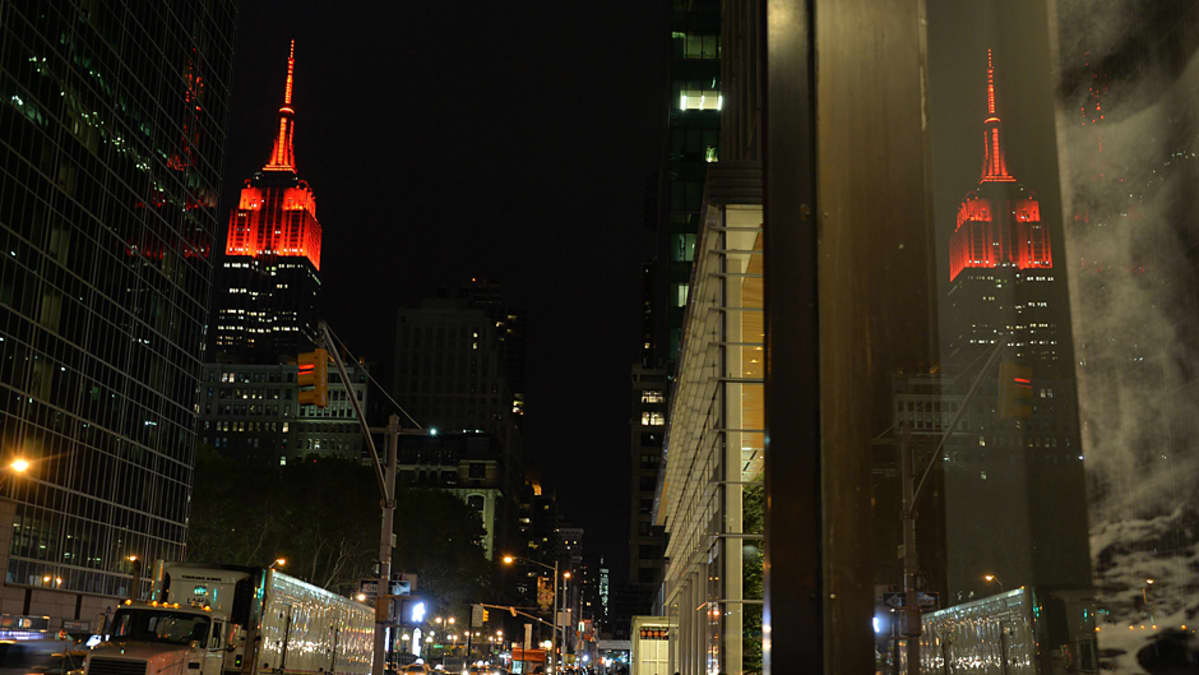 Empire State Buildingin huippu valaistiin punaisin valoin republikaanien vaalivoiton kunniaksi New Yorkissa.