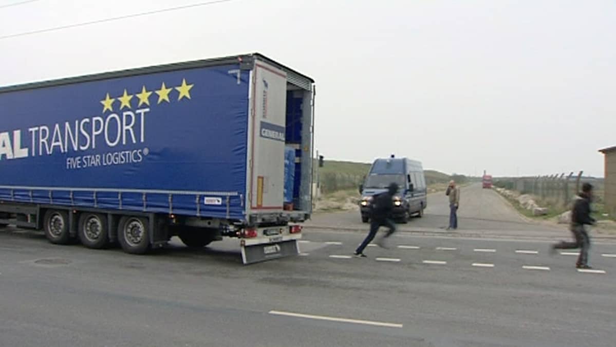 Britanniaan pyrkivät siirtolaiset juoksevat ulos kanaalin yli matkaavasta rekasta marraskuussa.