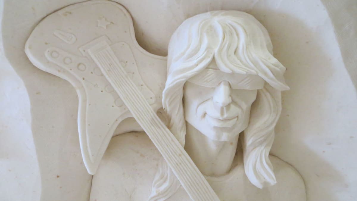 Lumesta veistetty Michael Monroe Kemin lumilinnassa